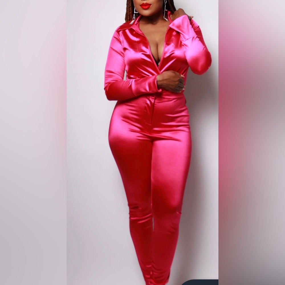 Fuchsia 2 Piece Satin Pant Set. Deep V-neck Bodysuit
High Waist Pants. Size L